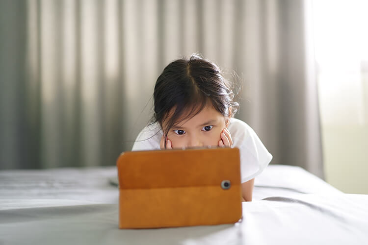 ipadの画面を凝視する子どものイメージ